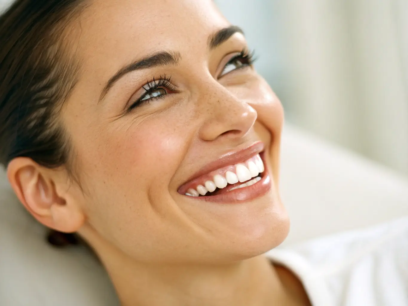 A close-up image of a patient smiling with perfectly aligned, bright teeth after cosmetic treatment, showcasing the natural and beautiful results achievable through cosmetic dentistry at Clinica Dentale Duomo.